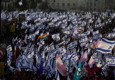 متظاهرون إسرائيليون يقتحمون استوديوهات القناة 13 العبرية