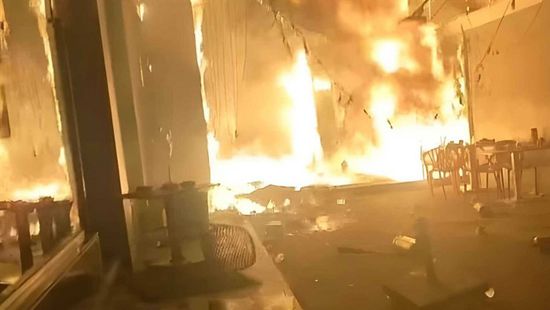 مصر.. حريق ضخم يلتهم عددًا من المحلات بشبرا الخيمة