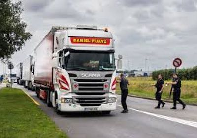 مسعفون فرنسيون ينقذون مهاجرين إريتريين مختبئين داخل شاحنة