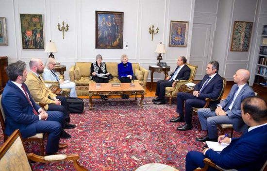 وزير الخارجية المصري يبحث مع وفدا من الحكماء الأوضاع المتدهورة في غزة