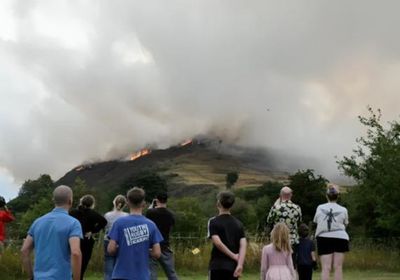 اسكتلندا.. حريق ضخم بأشهر المعالم السياحية في إدنبرة