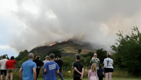 اسكتلندا.. حريق ضخم بأشهر المعالم السياحية في إدنبرة