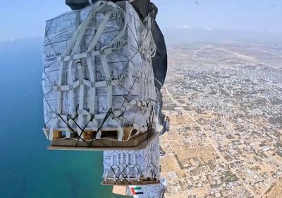 الإمارات تنفذ إنزالًا جويًا للمساعدات الإنسانية بغزة