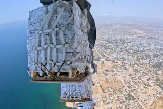 الإمارات تنفذ إنزالًا جويًا للمساعدات الإنسانية بغزة