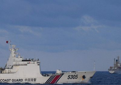 خفر السواحل الصيني يطرد سفنًا فلبينية قرب جزر سكاربورو