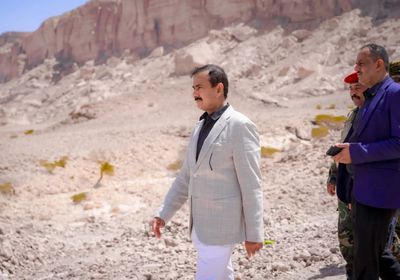 محافظ شبوة يتفقد موقع مشروع حفر بئر ارتوازية في عتق