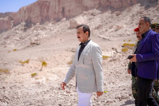 محافظ شبوة يتفقد موقع مشروع حفر بئر ارتوازية في عتق