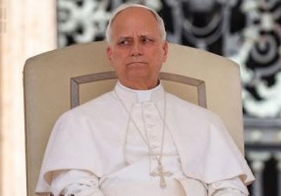 مادونا تطالب بابا الفاتيكان بالسفر لغزة