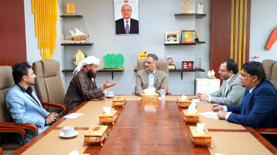 محافظ عدن يناقش أوضاع العاملين في قطاع الأوقاف