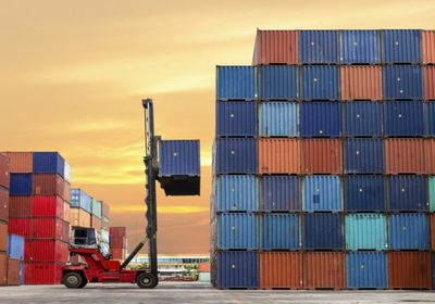 توقعات بتباطؤ نمو التجارة رغم رفع تقديرات 2025