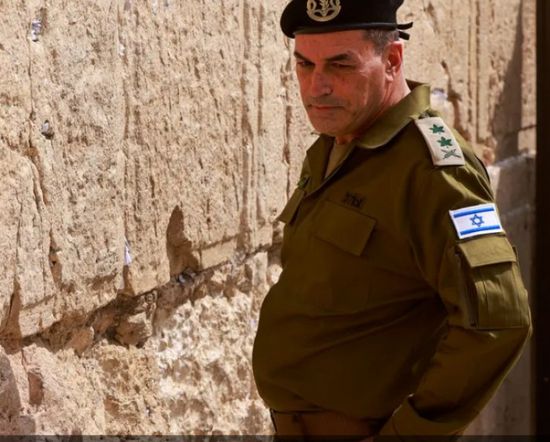 وزير الدفاع الإسرائيلي يرفض لقاء رئيس أركان الاحتلال في مكتبه