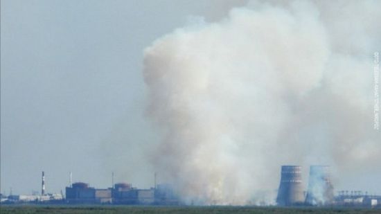 تصاعد دخان بمحطة زابوريجيا للطاقة النووية بأوكرانيا