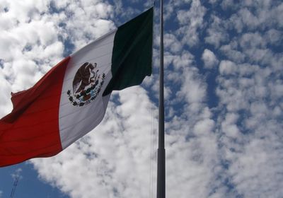 مطلوبين بقضايا مخدرات.. المكسيك تسلم 26 متهمًا لواشنطن