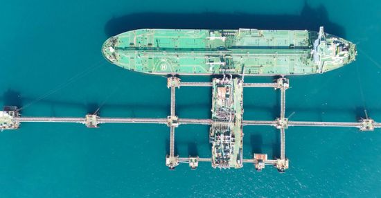 صعود أسعار النفط بعد تمديد الهدنة التجارية بين واشنطن وبكين