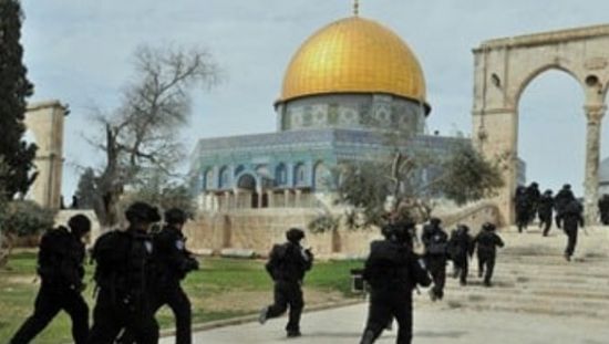 مستوطنون يقتحمون المسجد الأقصى بحماية قوات الاحتلال