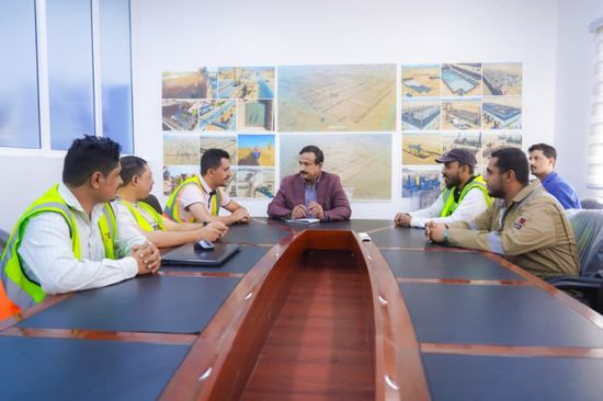 الممول إماراتيا.. محافظ شبوة يتفقد مشروع الطاقة الشمسية بعتق