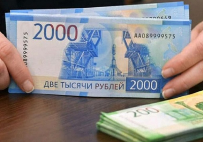 الروبل الروسي يتراجع مع ترقب محادثات السلام