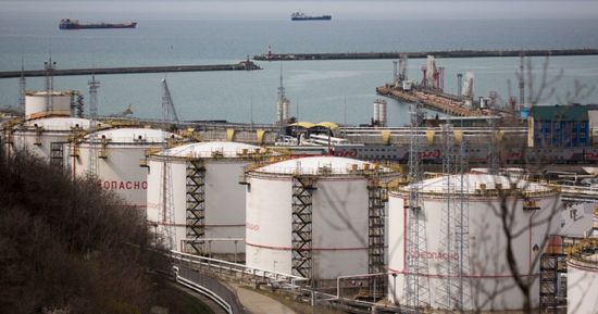 أوكرانيا تستهدف مصفاة نفط وسفينة شحن في روسيا