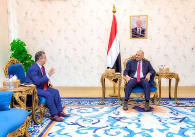 الرئيس الزُبيدي وسفير ليبيا يبحثان تبادل الخبرات بإعادة الإعمار