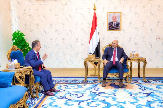 الرئيس الزُبيدي وسفير ليبيا يبحثان تبادل الخبرات بإعادة الإعمار