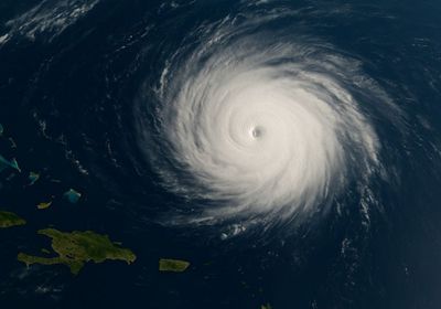 الإعصار إيرين يتحول إلى الفئة الرابعة ويزداد قوة وسرعة