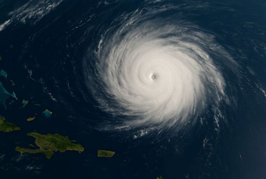 الإعصار إيرين يتحول إلى الفئة الرابعة ويزداد قوة وسرعة