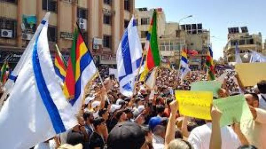 متظاهرون يرفعون علم إسرائيل وسط السويداء