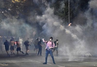 اشتباكات جديدة بين متظاهرين والشرطة في صربيا