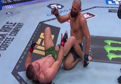 تشيمايف يهزم دو بليسيس ويحصد لقب الوزن المتوسط ببطولة يو.إف.سي