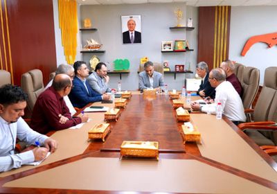 محافظ عدن يناقش الترتيبات الجارية لعقد المؤتمر الاقتصادي