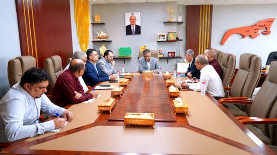 محافظ عدن يناقش الترتيبات الجارية لعقد المؤتمر الاقتصادي