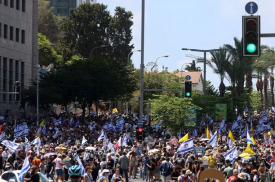 وزير الدفاع الإسرائيلي السابق وزعيم المعارضة ينضمان لمظاهرات "وقف الحرب"