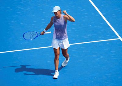 شيانتيك تتخطى ريباكينا وتواجه باوليني