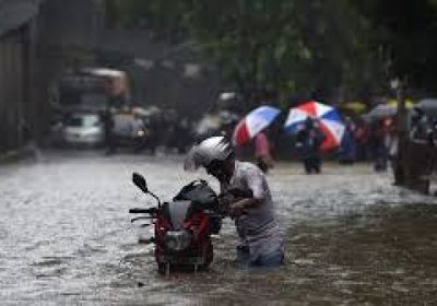 أمطار غزيرة تعطل حركة المرور وتغرق الطرق في مومباي بالهند