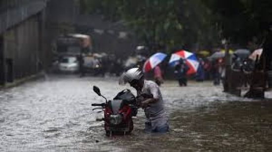 أمطار غزيرة تعطل حركة المرور وتغرق الطرق في مومباي بالهند