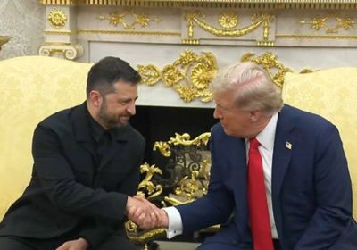 بعد أزمة البدلة الرسمية.. ترامب يبدي إعجابه بملابس زيلينسكي