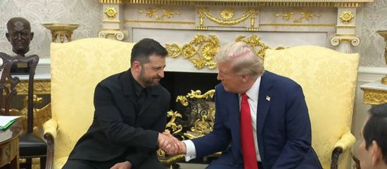 بعد أزمة البدلة الرسمية.. ترامب يبدي إعجابه بملابس زيلينسكي