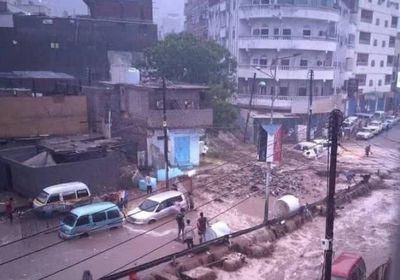 أمطار غزيرة تضرب العاصمة عدن