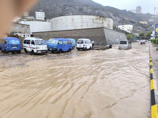 محافظ عدن يتفقد مديريات العاصمة عقب الأمطار الغزيرة
