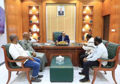 بن ماضي يناقش قضايا العمال مع رئيس اتحاد نقابات حضرموت