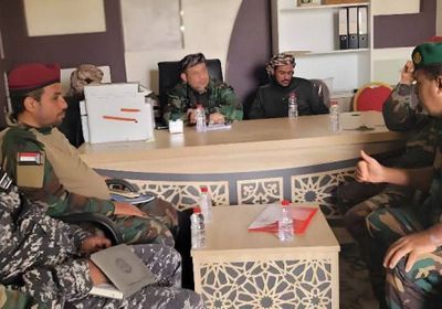 مدير إدارة التوجيه المعنوي بالحزام الأمني يطلع على تقارير الأداء