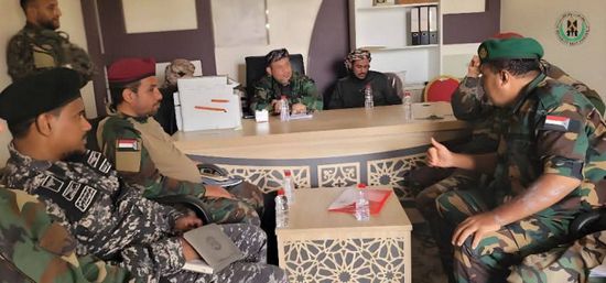 مدير إدارة التوجيه المعنوي بالحزام الأمني يطلع على تقارير الأداء