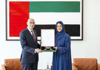 رئيس الإمارات يمنح سفير أوكرانيا وسام الاستقلال