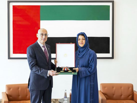 رئيس الإمارات يمنح سفير أوكرانيا وسام الاستقلال