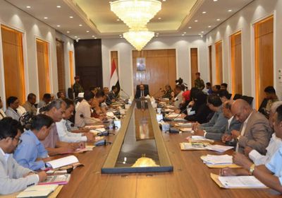 محافظ حضرموت: بوادر انفراج اقتصادي بفضل تحسن العملة