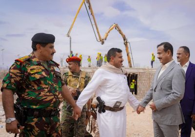 محافظ شبوة يتفقد أعمال مشروع مبنى الطوارئ بمستشفى بن زايد