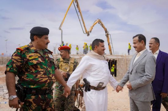 محافظ شبوة يتفقد أعمال مشروع مبنى الطوارئ بمستشفى بن زايد