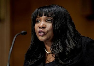 ليزا كوك تتحدى ترامب وتتمسك بمنصبها