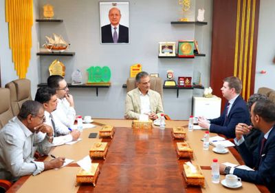 محافظ عدن ومدير مكتب المبعوث الأممي يناقشان الإصلاحات الاقتصادية