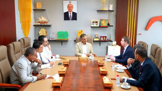 محافظ عدن ومدير مكتب المبعوث الأممي يناقشان الإصلاحات الاقتصادية